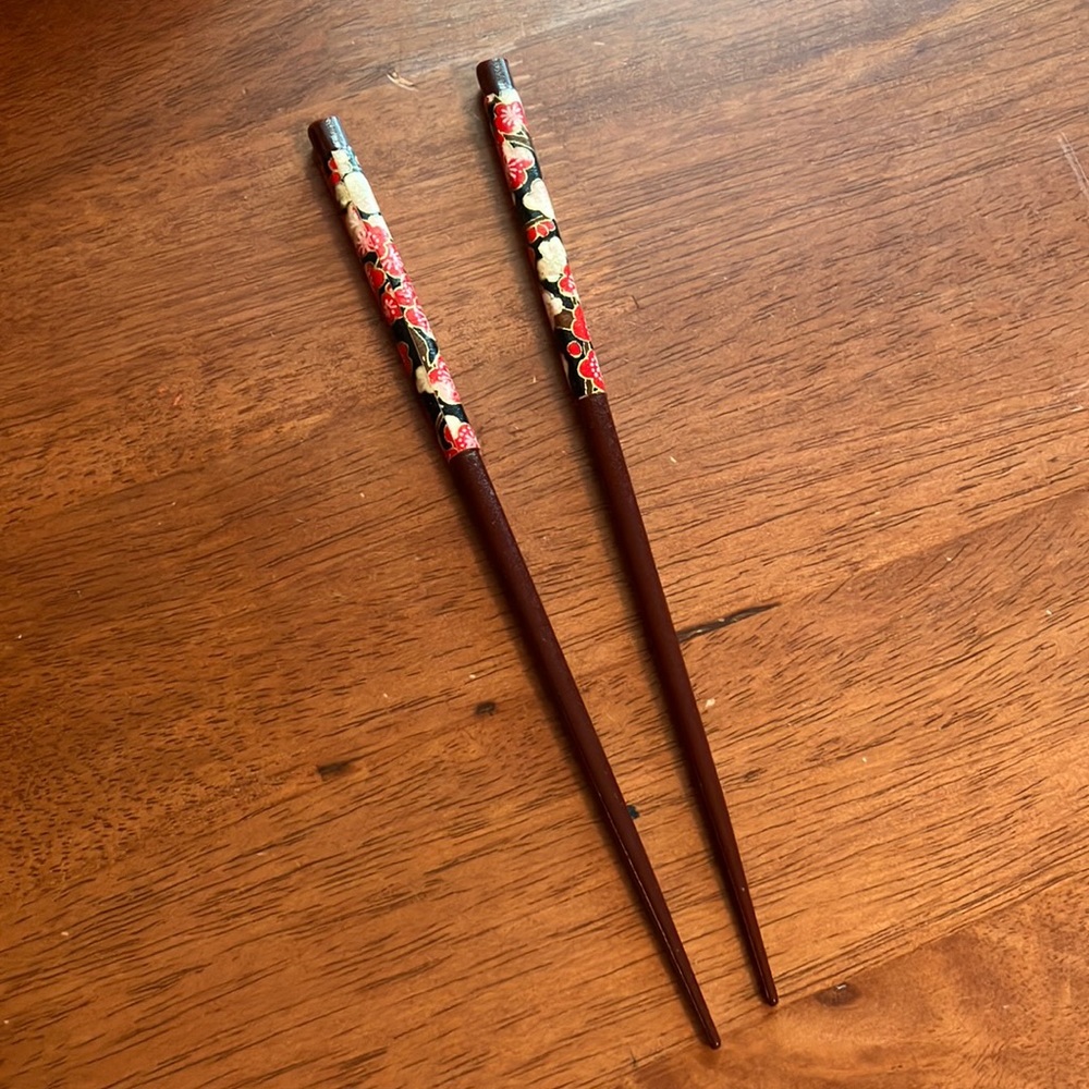Beautiful set of two vintage chopsticks, excellent vintage condition.
